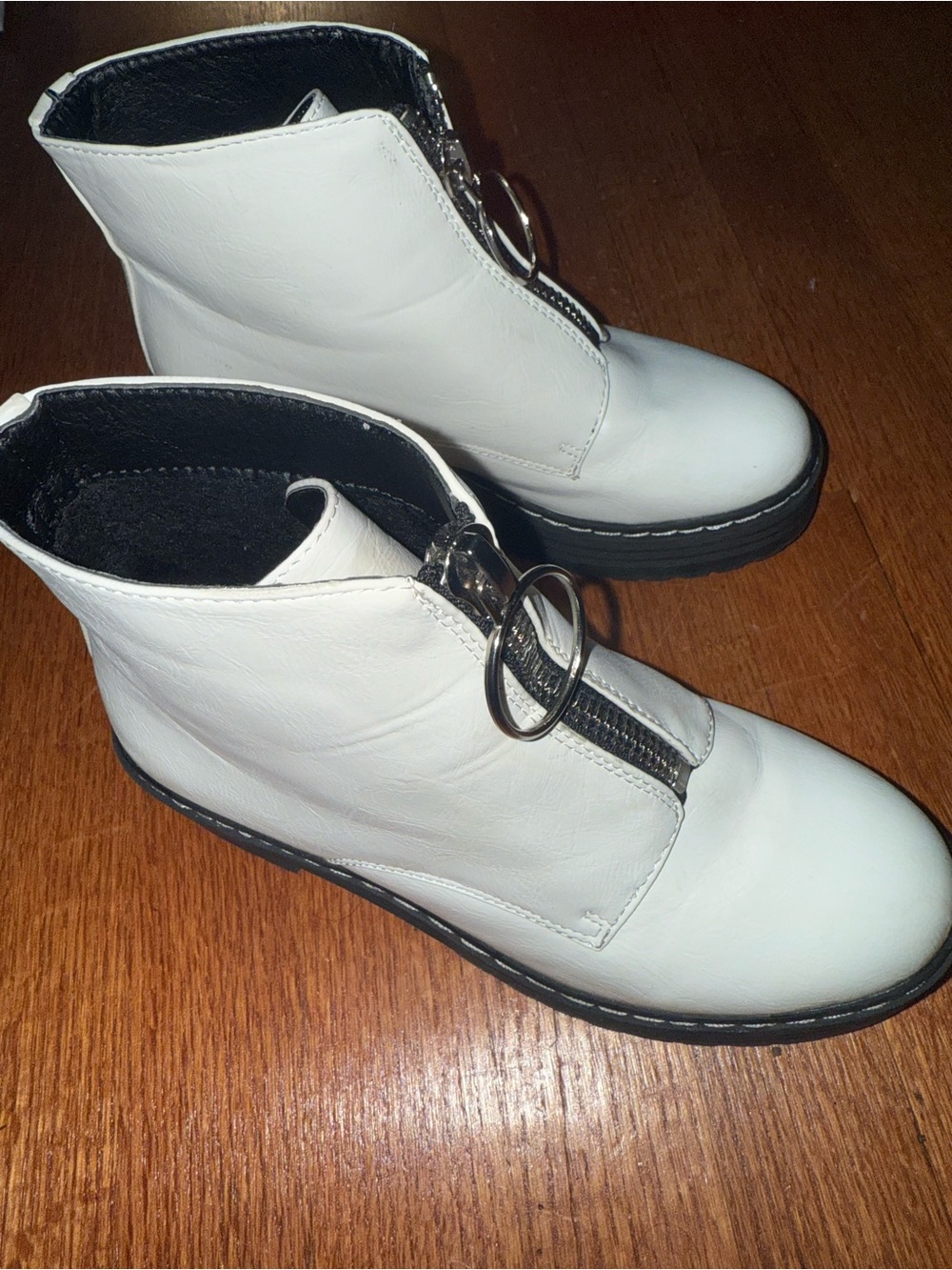 Seven7 White Leather Ankle Booties with Front Ring Zip. Size 6.5